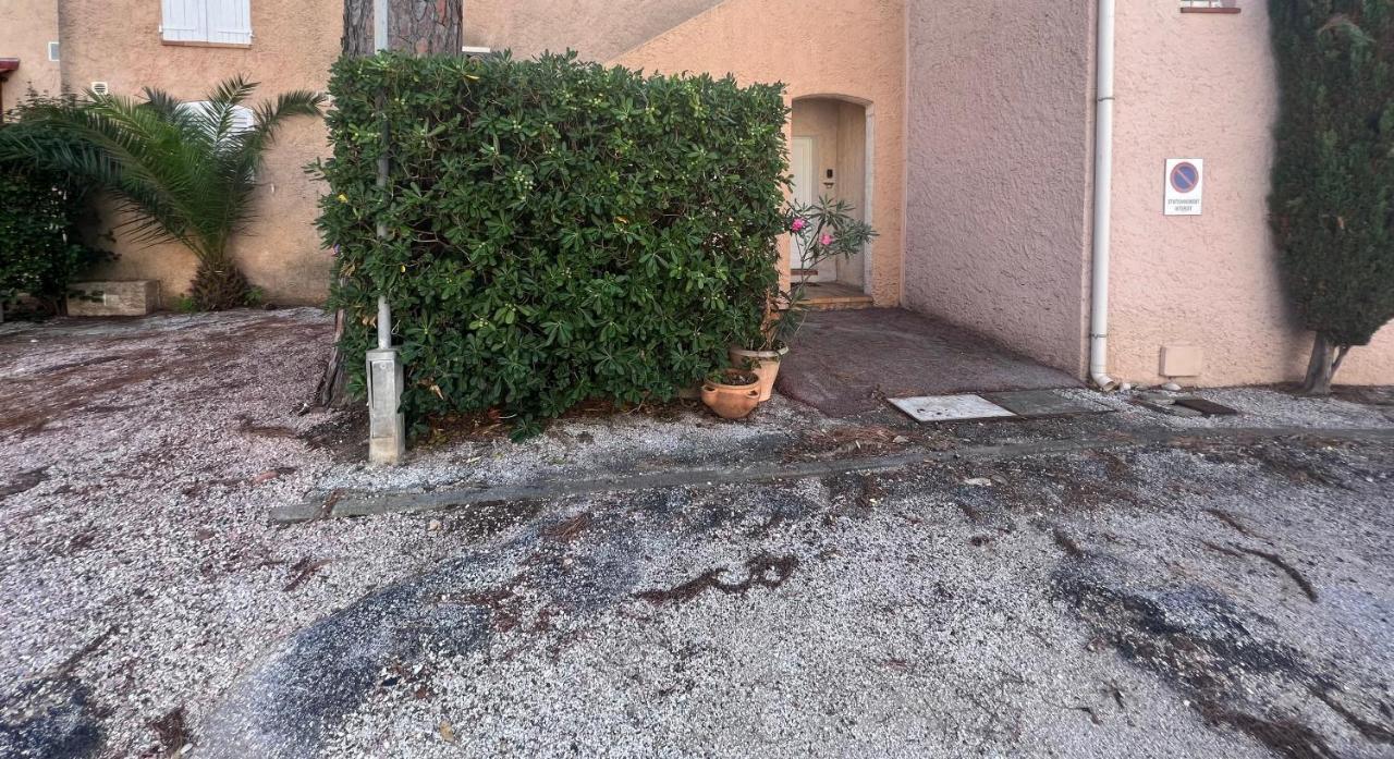 Sympathique Studio En Rez De Jardin Dans Residence Ιέρ Εξωτερικό φωτογραφία