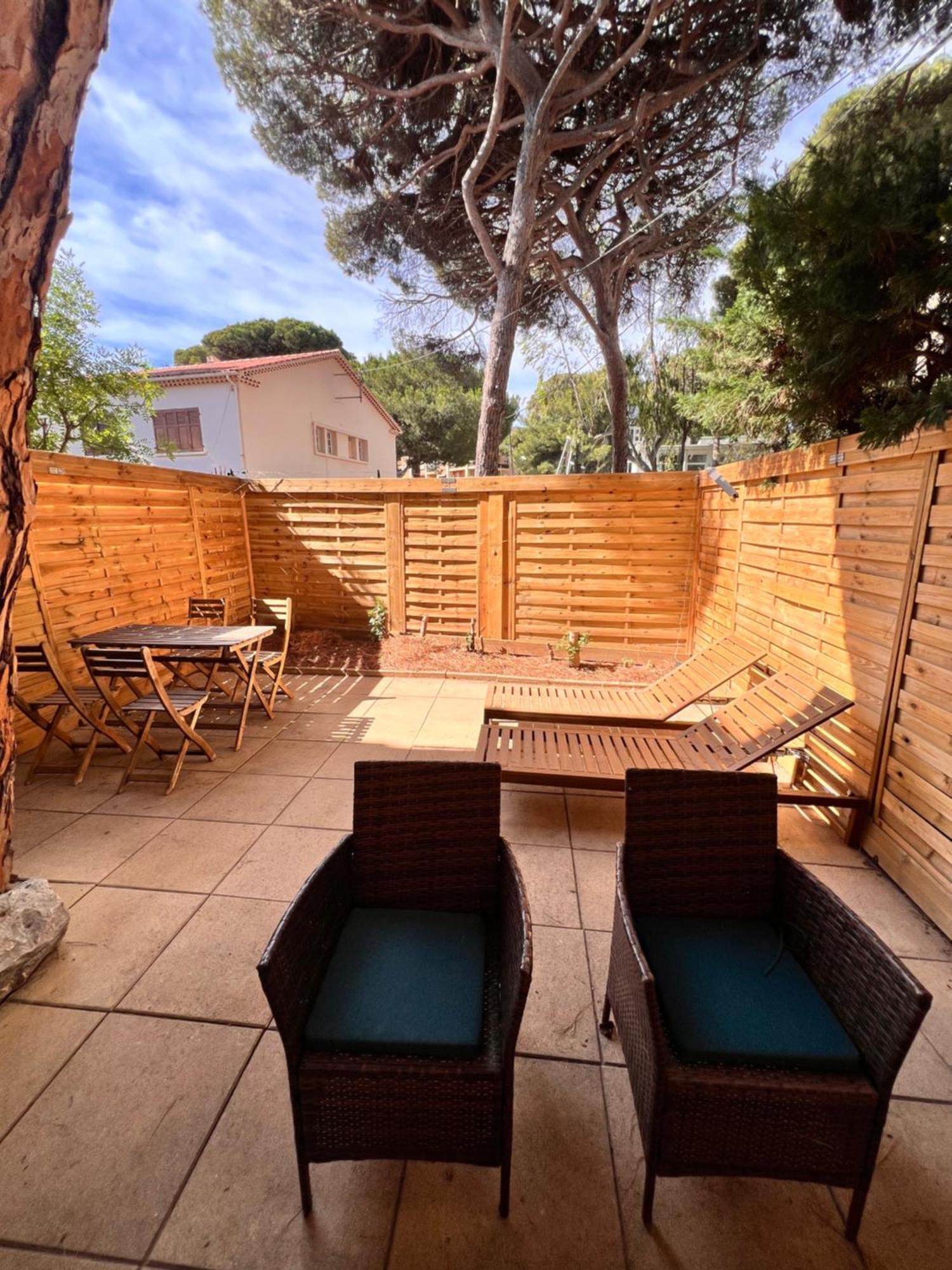 Sympathique Studio En Rez De Jardin Dans Residence Ιέρ Εξωτερικό φωτογραφία